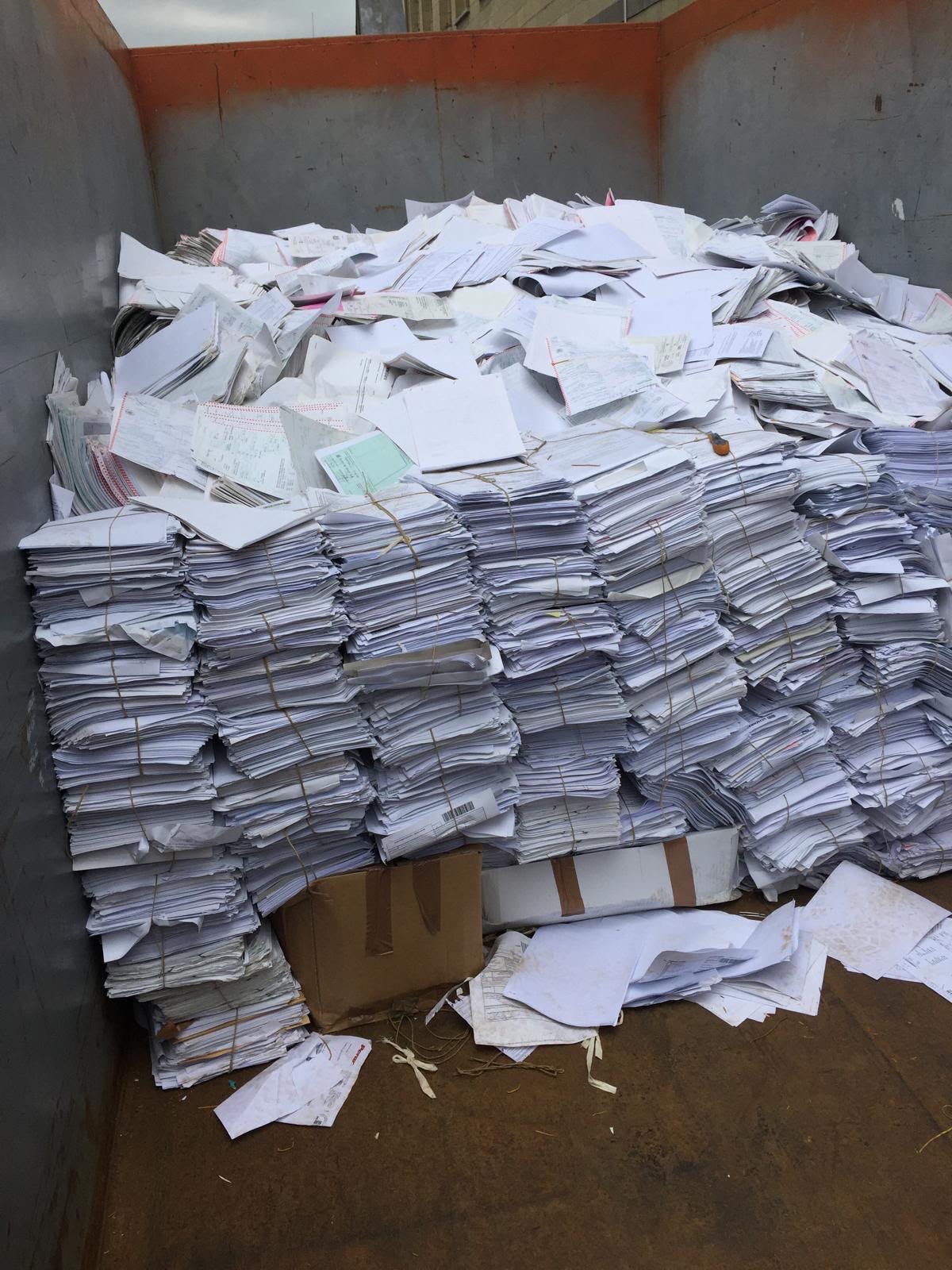 Archivi cartacei legati, pronti al macero — Tuz Cart